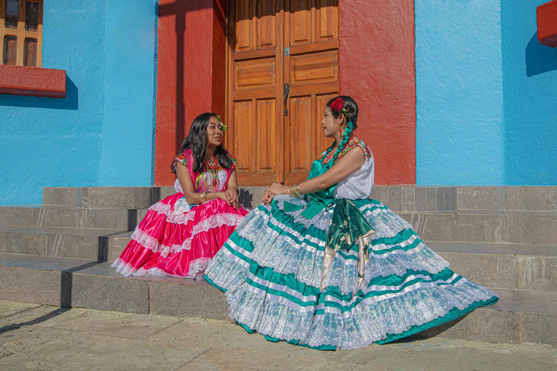 Danzantes oaxaqueños celebrando la Guelaguetza